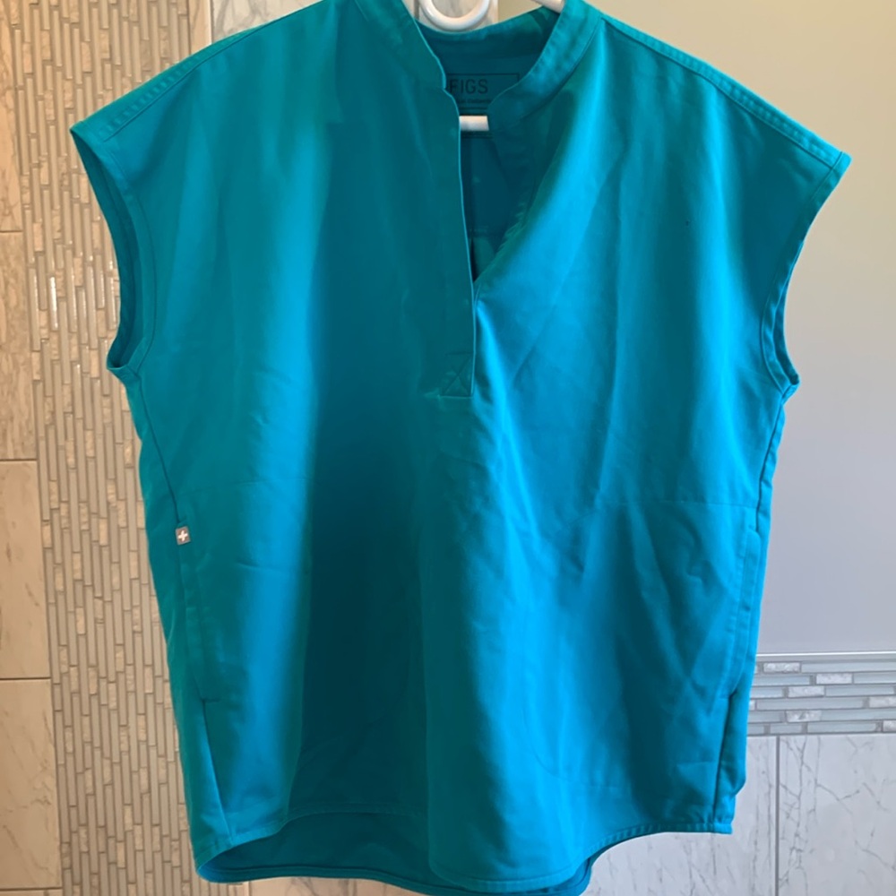 Figs scrub top